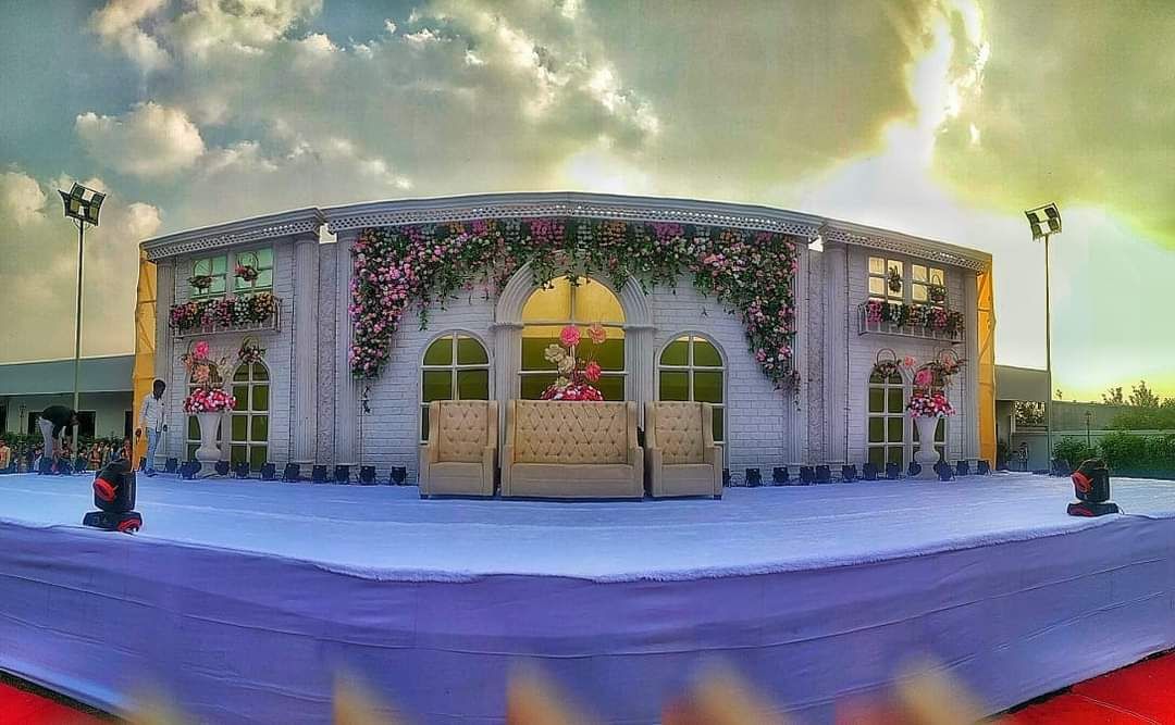 Outdoor floral facade wedding